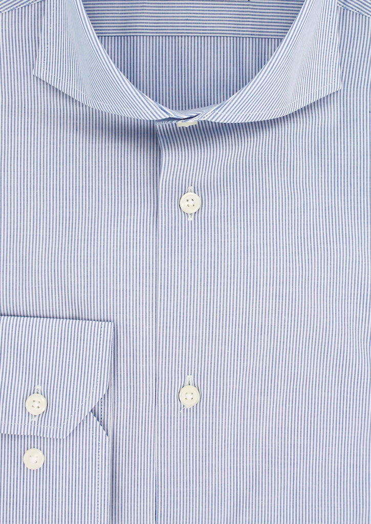 Chemise cintrée col italien à fines rayures bleu ciel