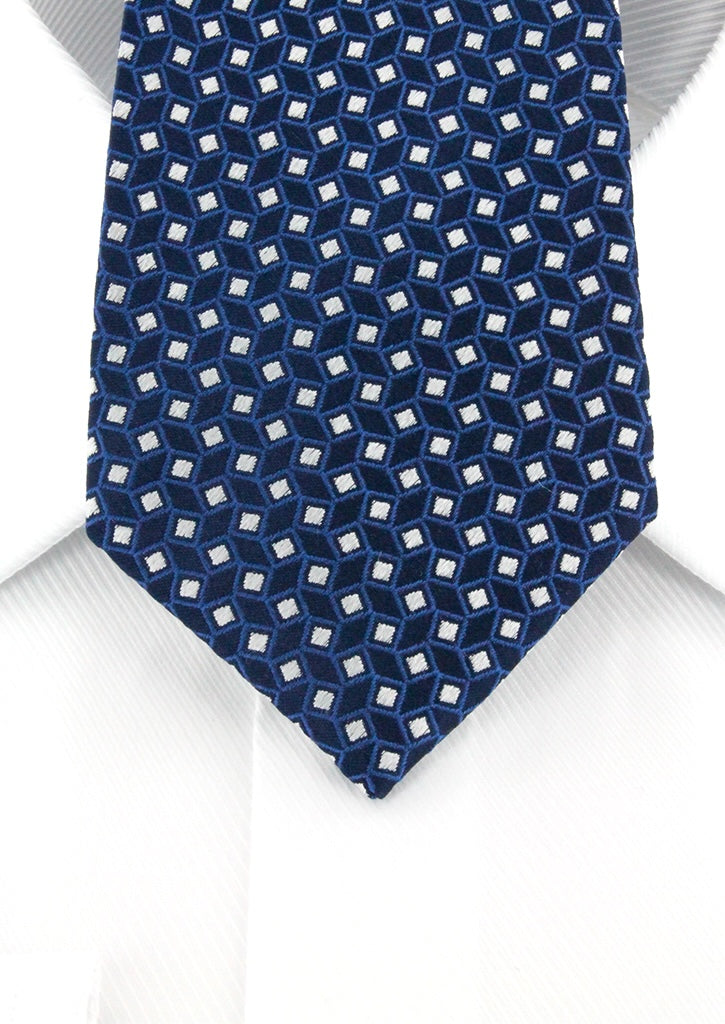 Cravate En Soie Tiss e Bleue Motifs G om triques Bleu Marine Et Blanc cravate-en-soie-tiss-e-bleue-motifs-g-om-triques-bleu-marine-et-blanc