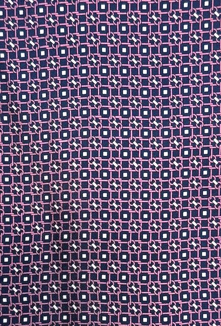 Ascot bleu marine à motifs géométriques rose