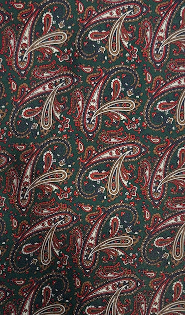 Ascot vert à motif paisley rouge