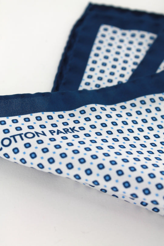 Pochette soie bleue à motifs carrés bleu ciel