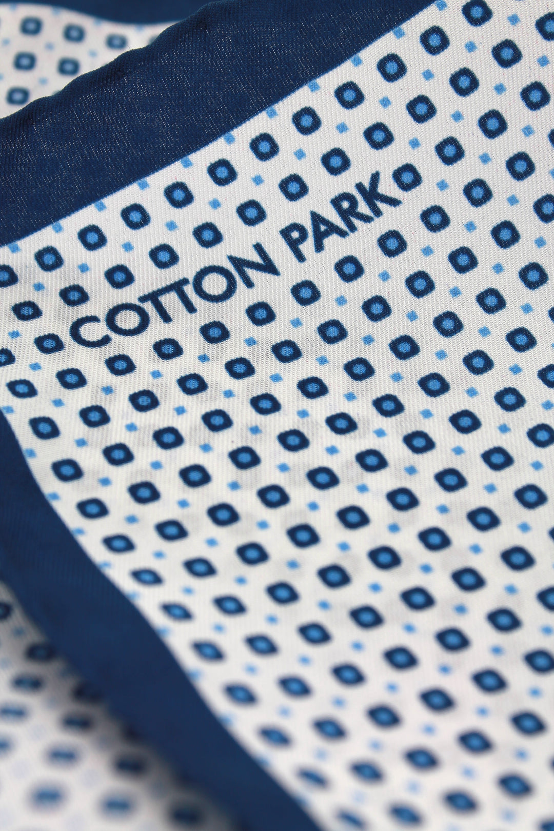 Pochette soie bleue à motifs carrés bleu ciel