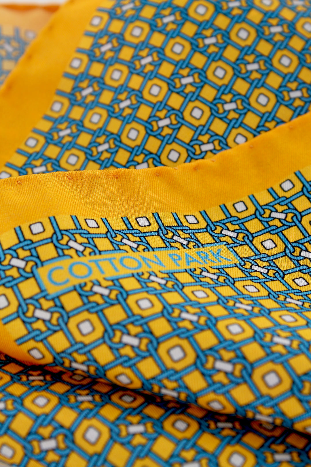 Pochette soie jaune à motifs carrés bleu ciel
