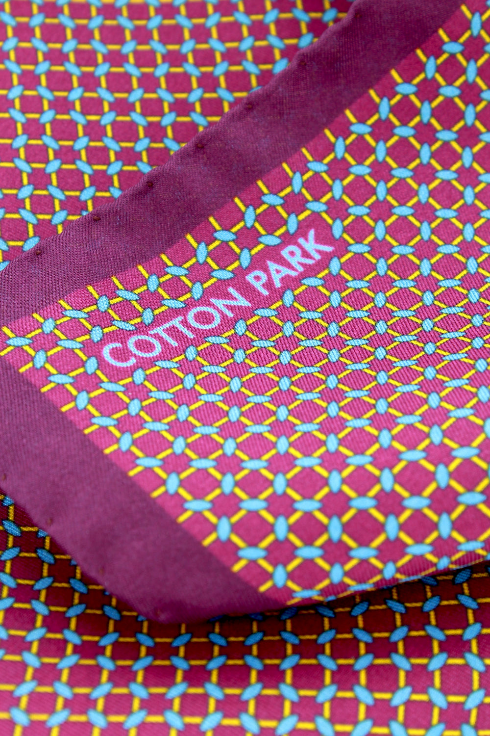 Pochette soie violette à motifs carrés