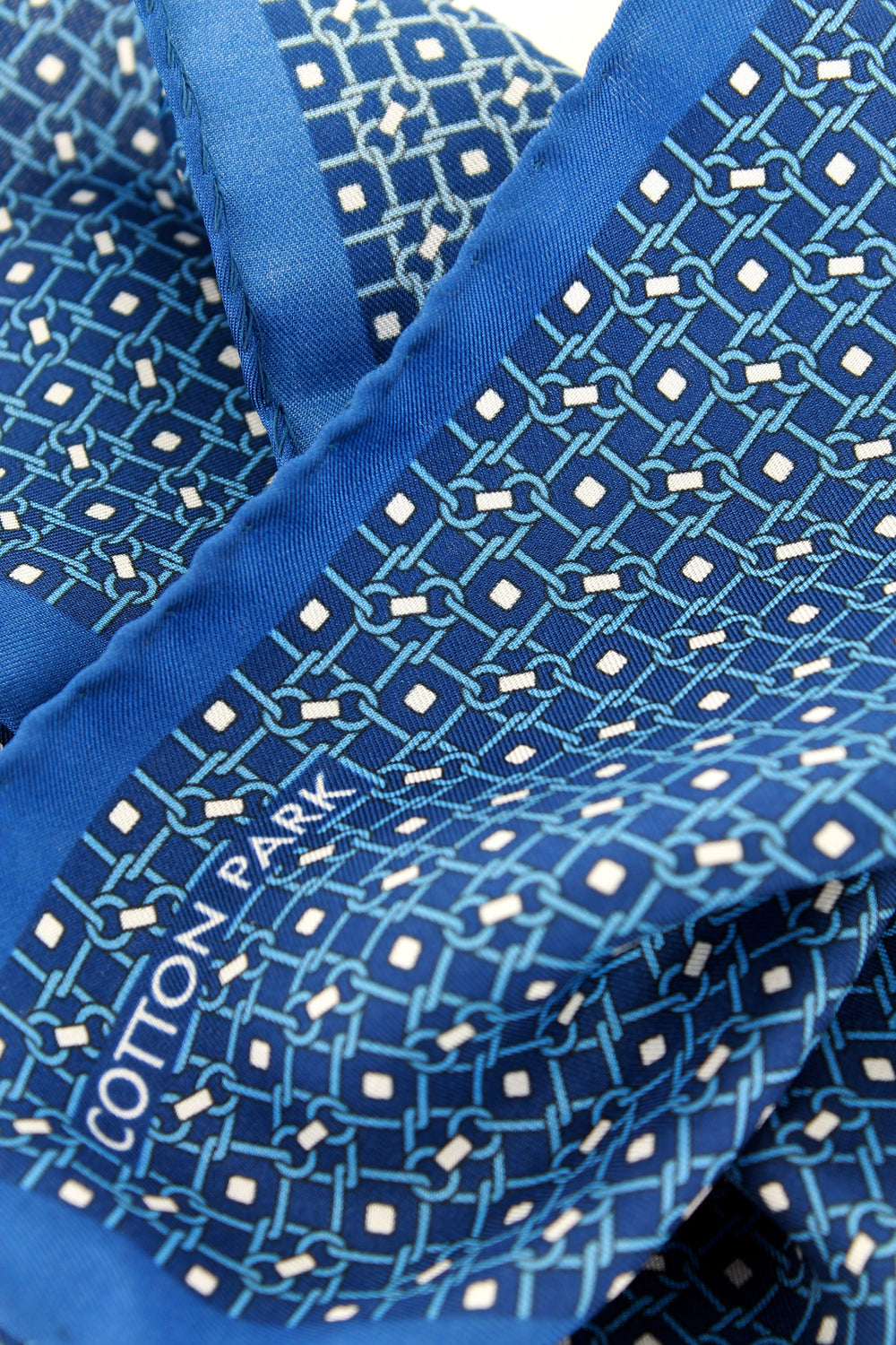 Pochette soie bleue à motifs carrés maillons