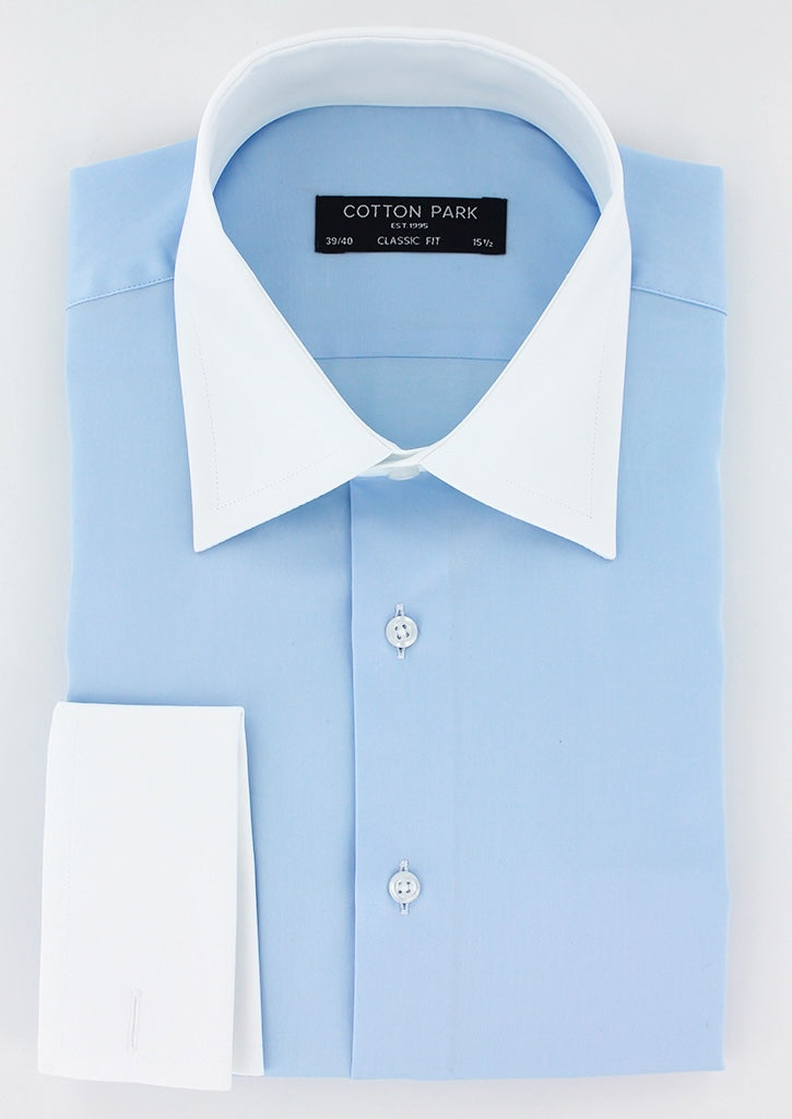 Chemise bleu ciel avec col et poignets mousquetaires blancs