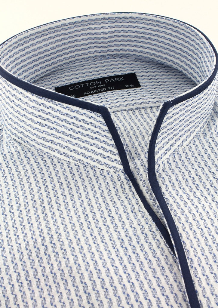 Chemise col indien blanche à motifs géométriques marine