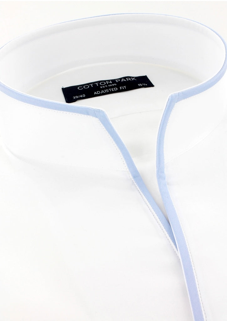 Chemise col indien en satin de coton blanc biais bleu ciel