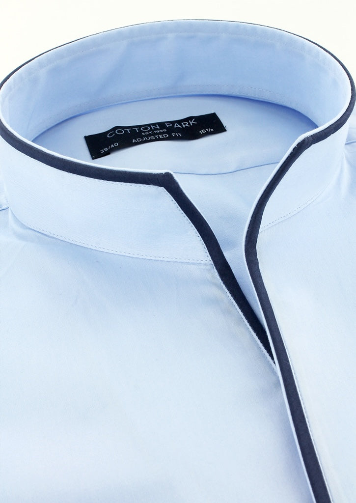 Chemise col indien en satin de coton bleu ciel biais bleu marine