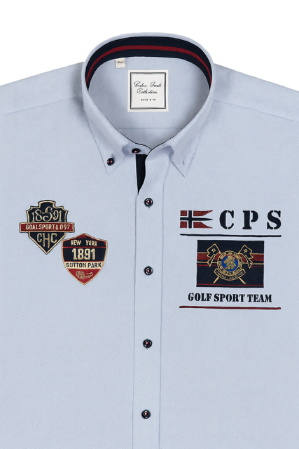 chemise homme bleu ciel brodée avec des oppositions de couleur bleu marine