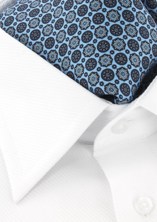 Ascot bleu ciel à motifs rosace