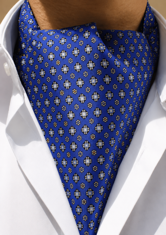 Foulard ascot en soie bleu royal à motifs bleu ciel et oranges
