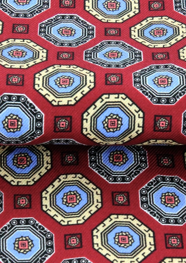 Foulard ascot en soie bordeaux à motifs bleu ciel et jaune pâle