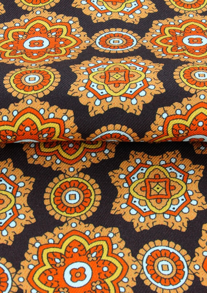 Foulard ascot en soie marron motif saumon et jaune