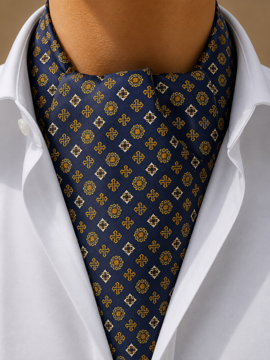 Foulard ascot en soie bleu marine à motifs jaunes et marron