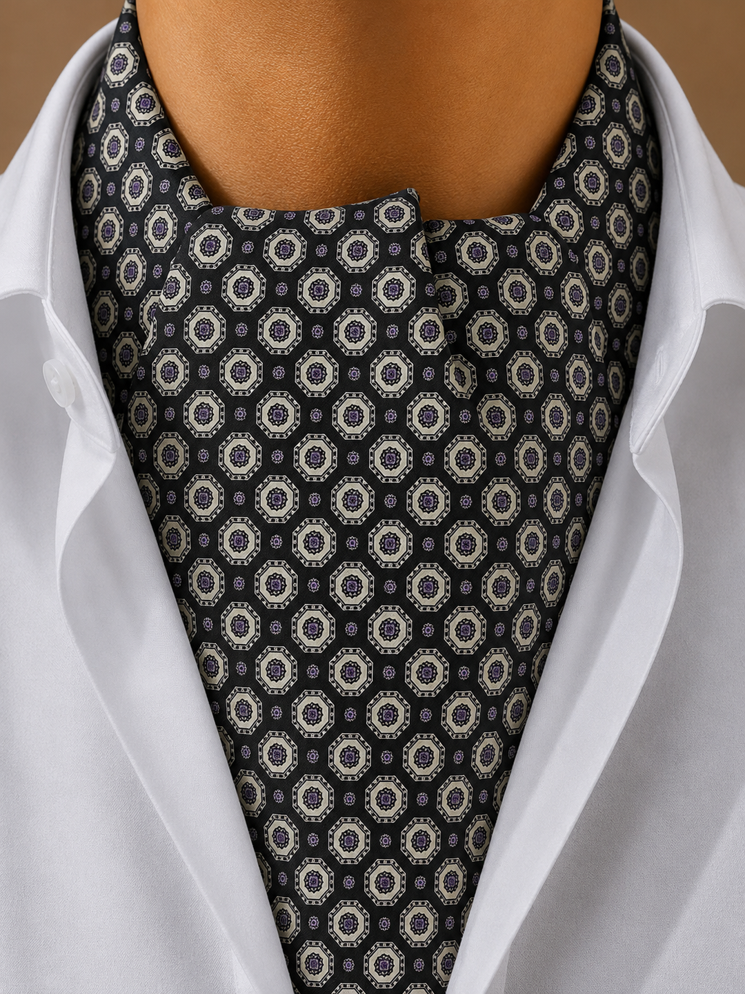 Foulard ascot en soie noir motif parme