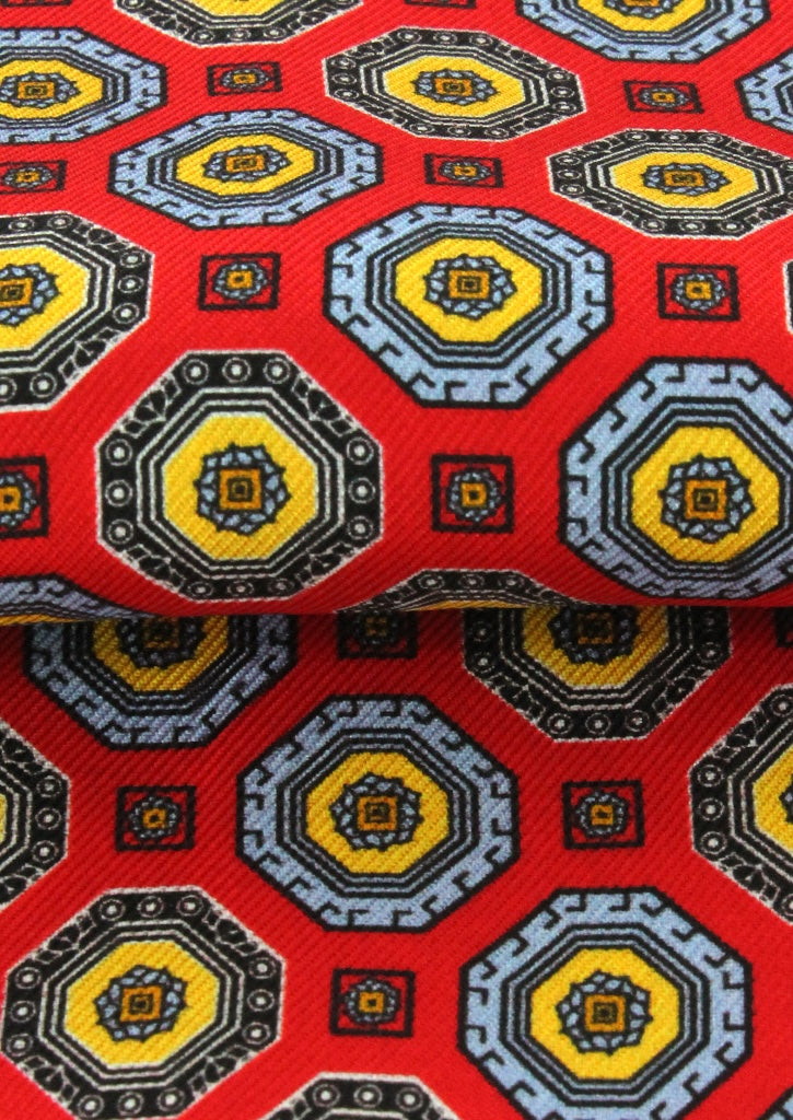 Foulard ascot en soie rouge motif bleu ciel et jaune