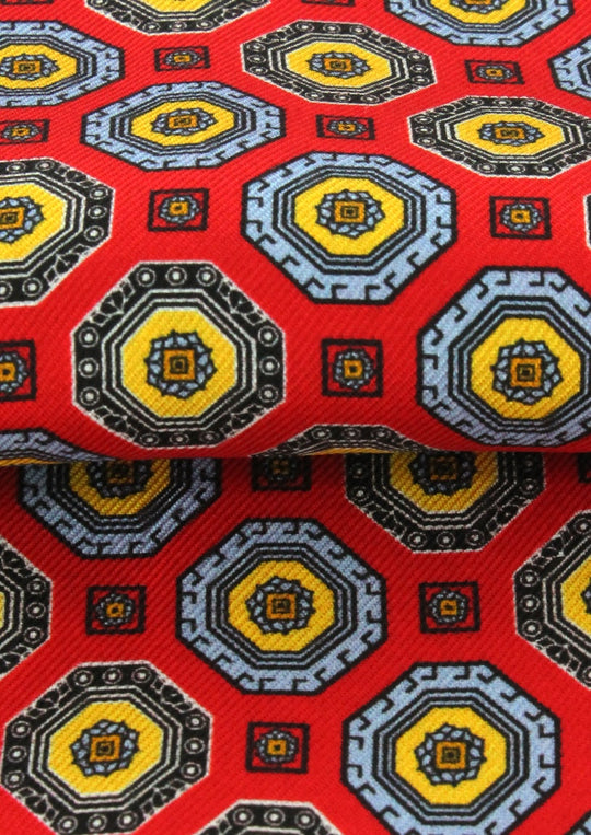 Foulard ascot en soie rouge motif bleu ciel et jaune
