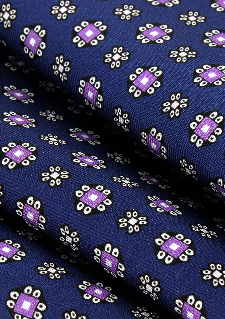 Pochette de costume en soie bleu marine à motifs parme