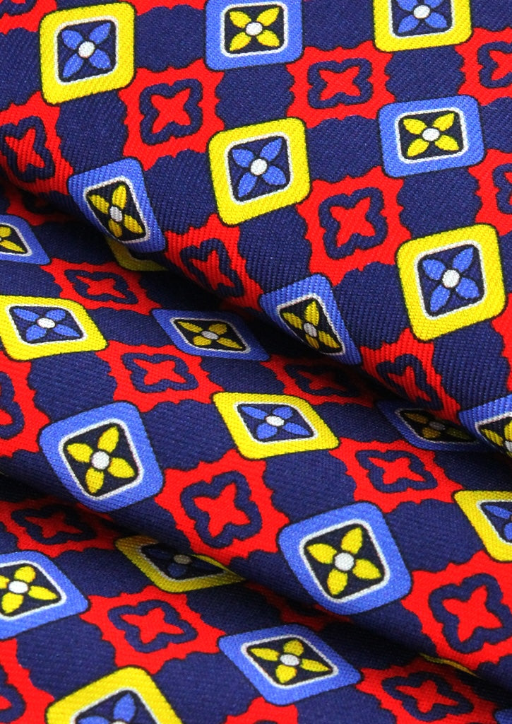 Pochette de costume en soie bleu marine à motifs rouge et jaune