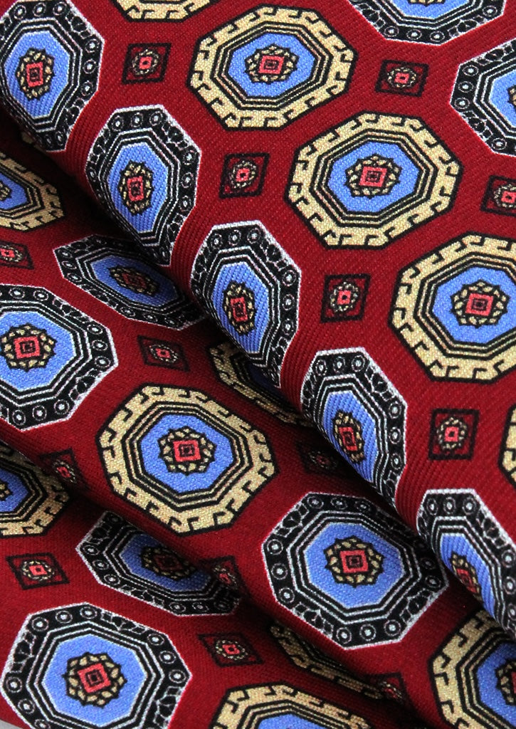 Pochette de costume en soie bordeaux à motifs bleu ciel et beige