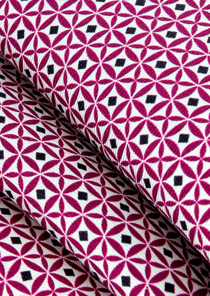 Pochette de costume en soie fuchsia à motifs géométriques noirs
