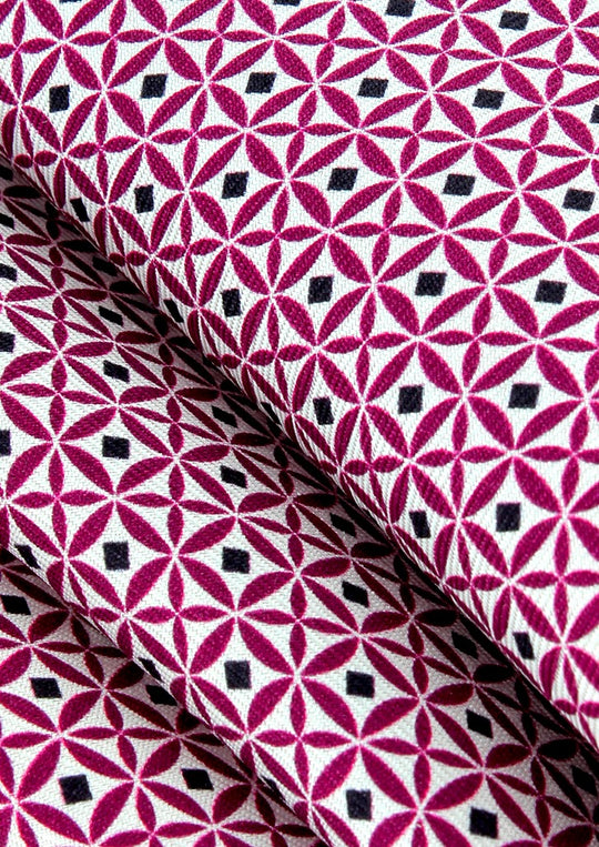 Pochette de costume en soie fuchsia à motifs géométriques noirs