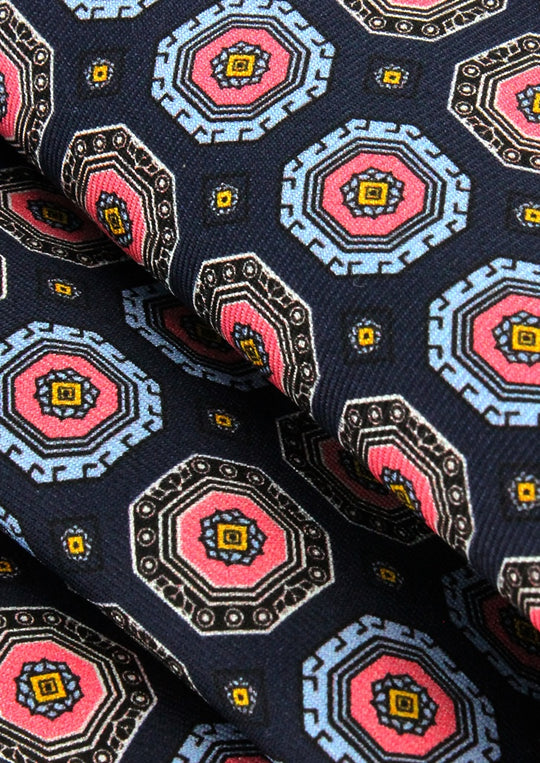 Pochette de costume en soie bleu marine à motifs rose et bleu ciel