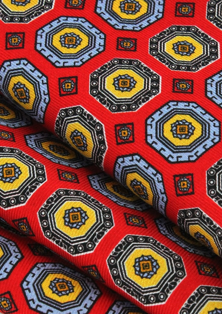 Pochette de costume en soie rouge à motifs jaune et bleu ciel