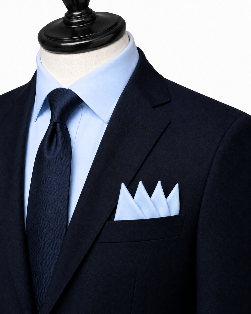 Pochette de costume bleu iel prépliée avec support carton