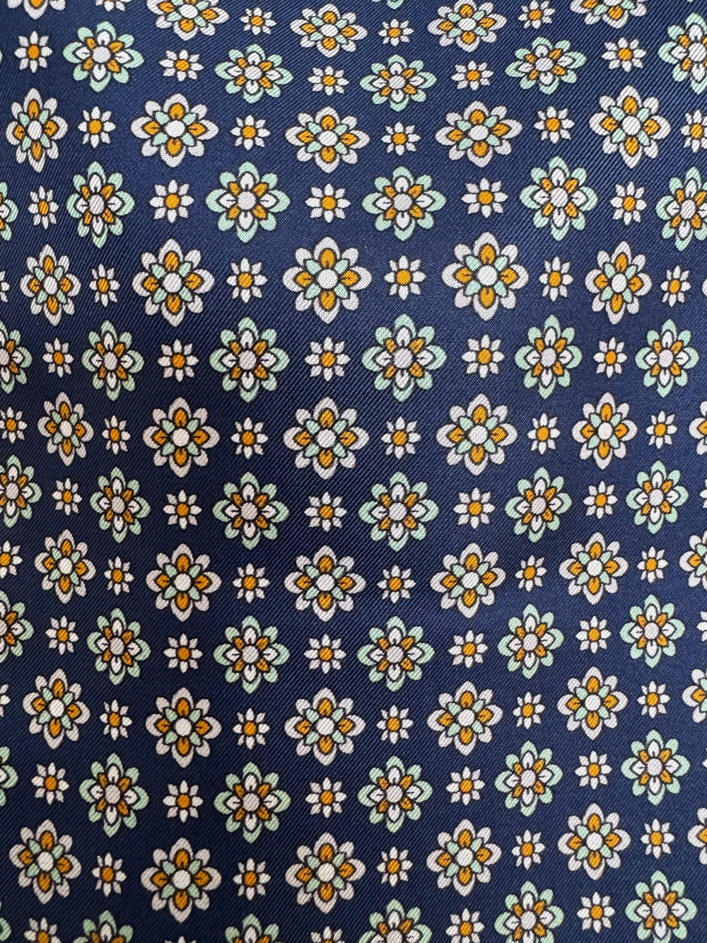 Ascot bleu marine motifs fleurs blanches