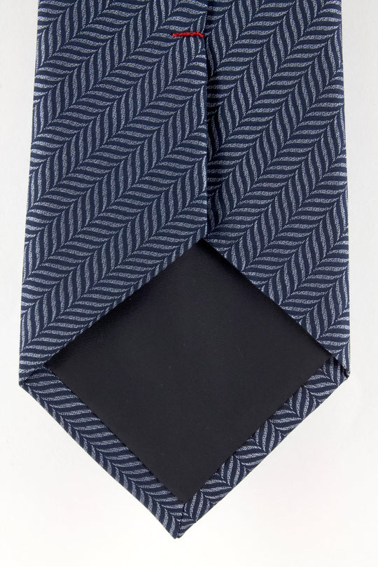 Cravate en soie tissée gris motif chevron marine