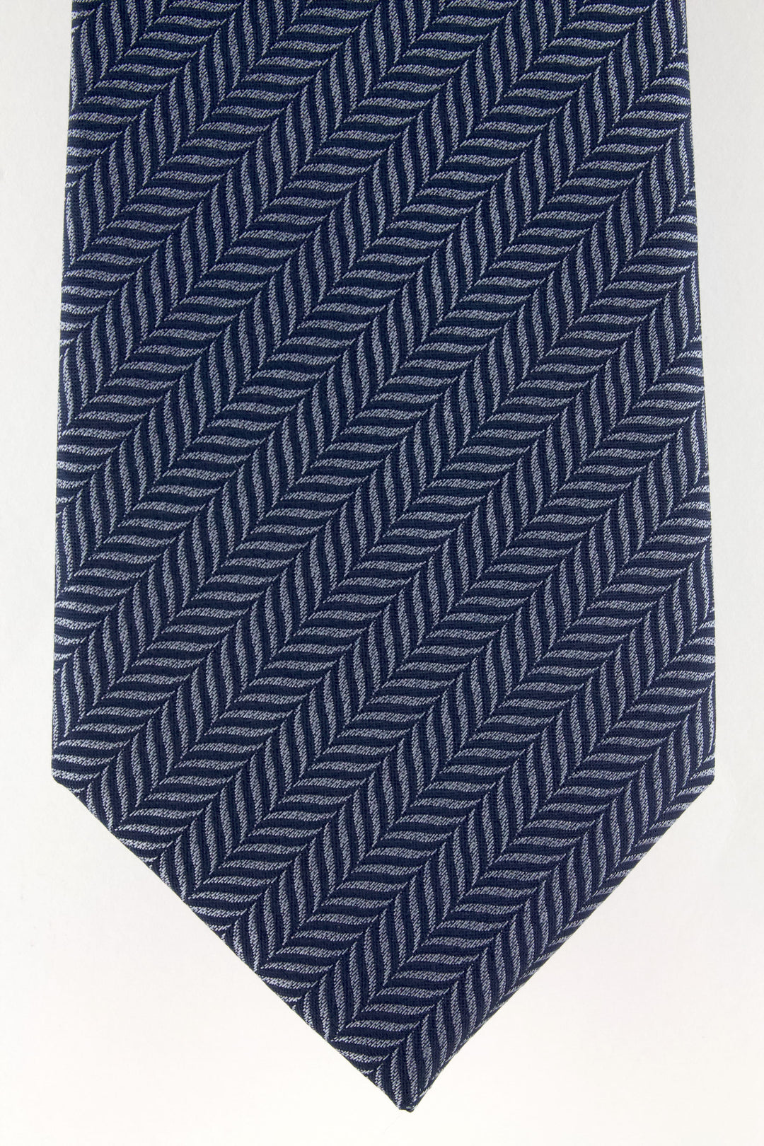 Cravate en soie tissée gris motif chevron marine