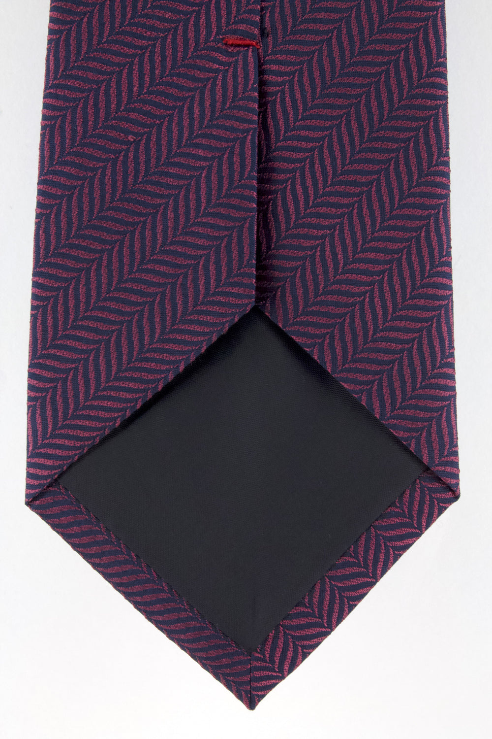 Cravate en soie tissée bordeaux motif chevron marine