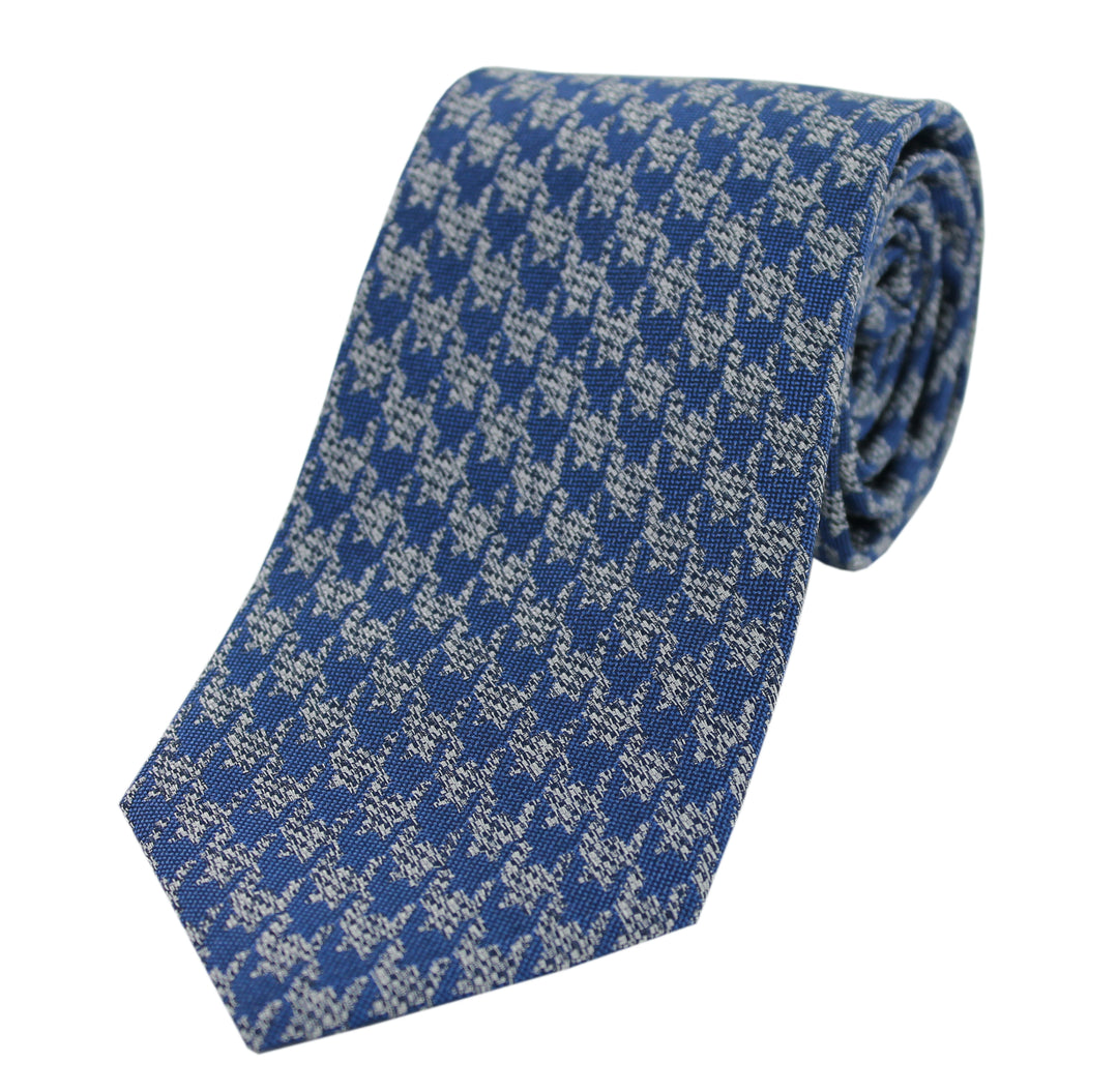 Cravate bleue à motifs gris