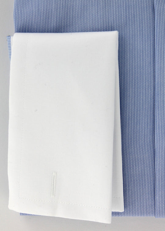 Chemise en piqué de coton bleu ciel col français et poignets mousquetaires blancs